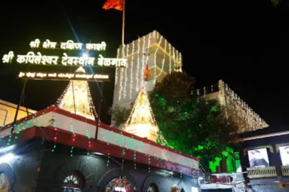 श्रावणाच्या पहिल्याच दिवशी शिवालये मंदिरे गर्दीने फुलली