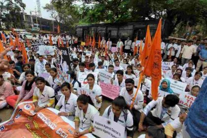 कोलकाता डॉ.महिला बलात्कार व खून घटनेच्या निषेधार्थ बेळगावात डॉक्टरांचा विराट मोर्चा