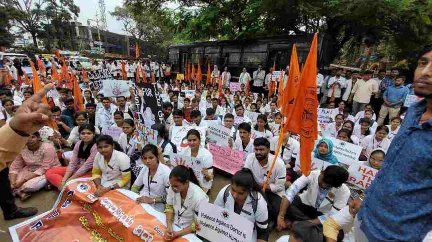 कोलकाता डॉ.महिला बलात्कार व खून घटनेच्या निषेधार्थ बेळगावात डॉक्टरांचा विराट मोर्चा