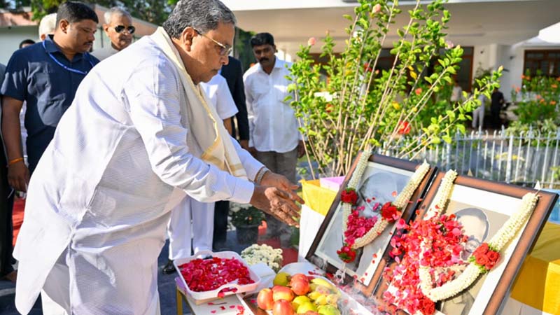 स्वातंत्र्य दिन उत्सव-मुख्यमंत्री सिद्धरामय्या यांच्या हस्ते ध्वजारोहण