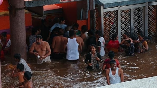 नृसिंहवाडी येथील श्री दत्त मंदिरात तिसऱ्यांदा दक्षिणद्वार सोहळा