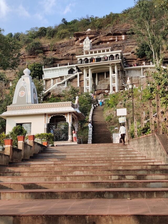 आज शेवट श्रावणी सोमवार निमित्त कणबर्गी सिद्धेश्वर मंदिरात महाप्रसाद